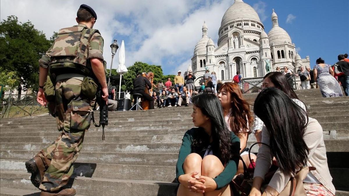 icoy35234649 a french soldier patrols under the gaze of korean tourists a160823180118