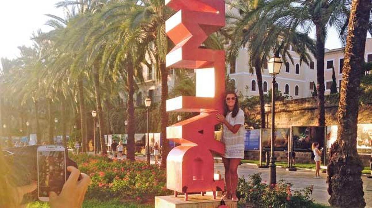 La escultura de Pep Llambías es el decorado perfecto para hacer un clic de Palma.