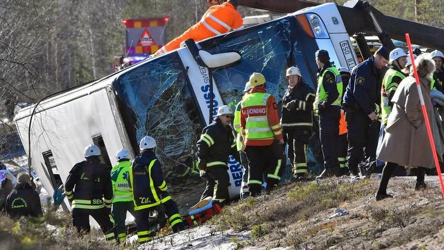 Los servicios de rescate junto al autocar accidentado.