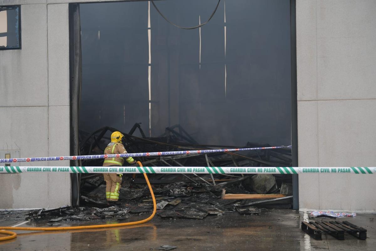 Un incendio destroza la nave de Trison en el polígono de Espíritu Santo