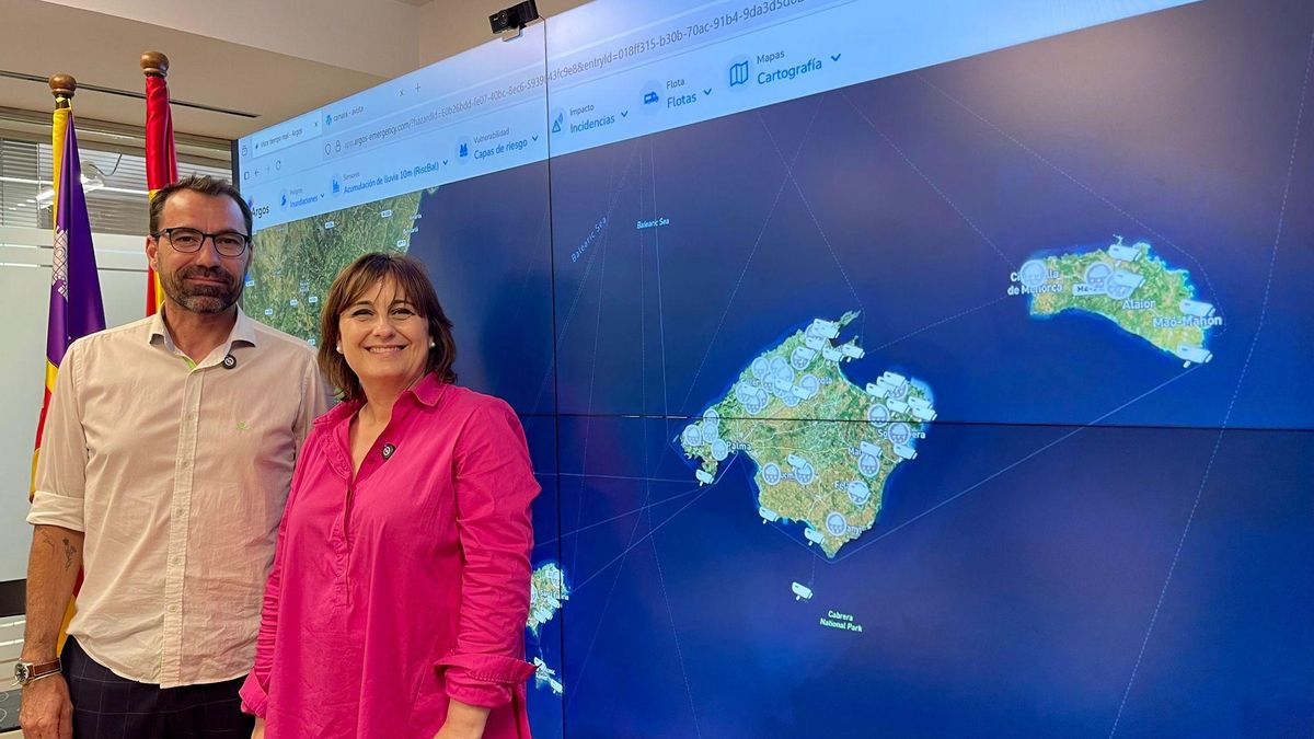 Estarellas y Juan Ochogavía, junto al mapa de las cámaras.