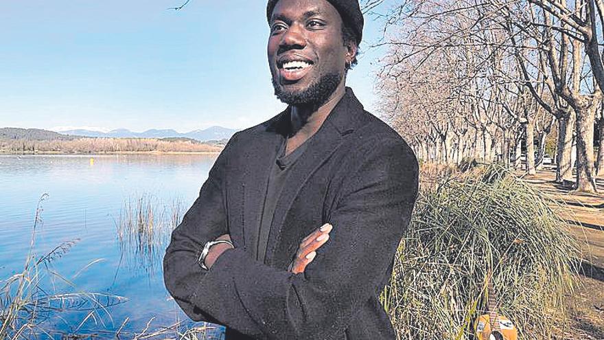 El cantant de rap i poeta Daura Mangara, fotografiat a l’Estany de Banyoles.  Pere Duran/Nord Media