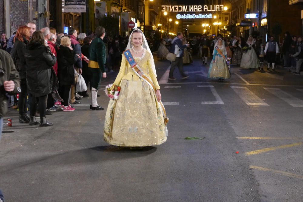 Así desfiló Sofía Soler y la comitiva oficial en la Ofrenda