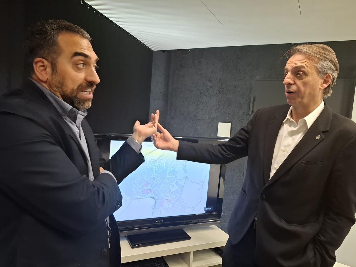 Els regidors Carles Garcia i Anjo Valentí, en la presentació de l'ordenança