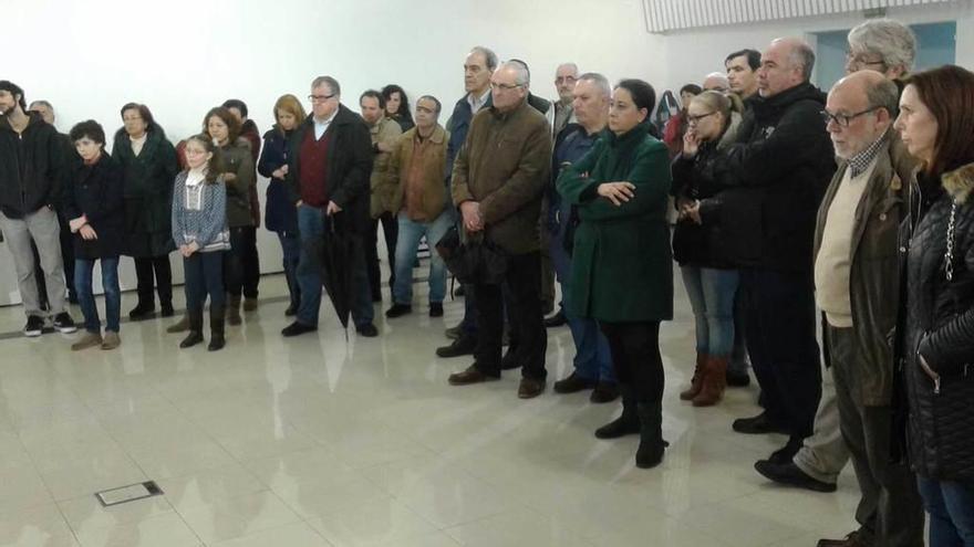 Participantes en el encuentro público que se celebró ayer en sala Álvaro Delgado de Luarca.