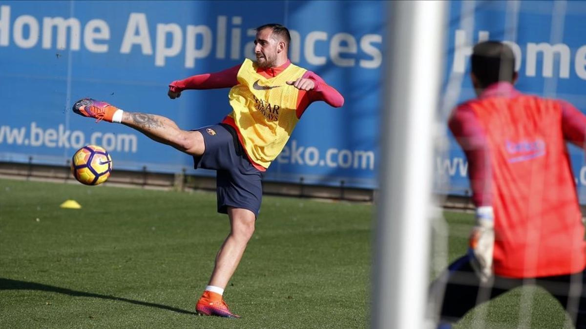 Paco Alcácer, en un entrenamiento del Barcelona en la ciudad deportiva.