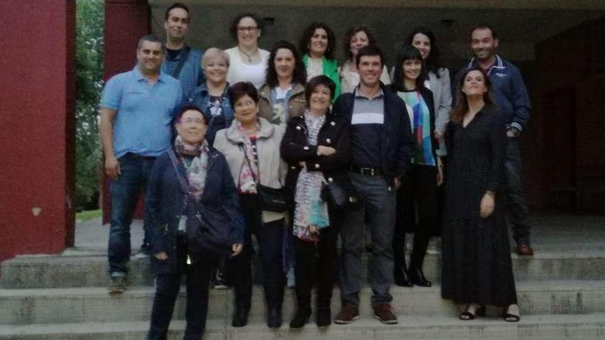 Foto de familia de los participantes en el reencuentro de octavo B de la quinta del 78 en el Villar Paramá.