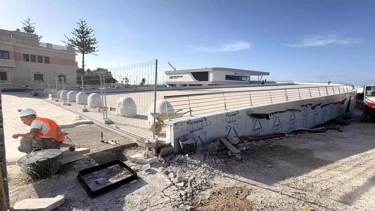 El entorno municipal del nuevo centro de ocio del Puerto de Torrevieja, "patas arriba" a horas de la apertura