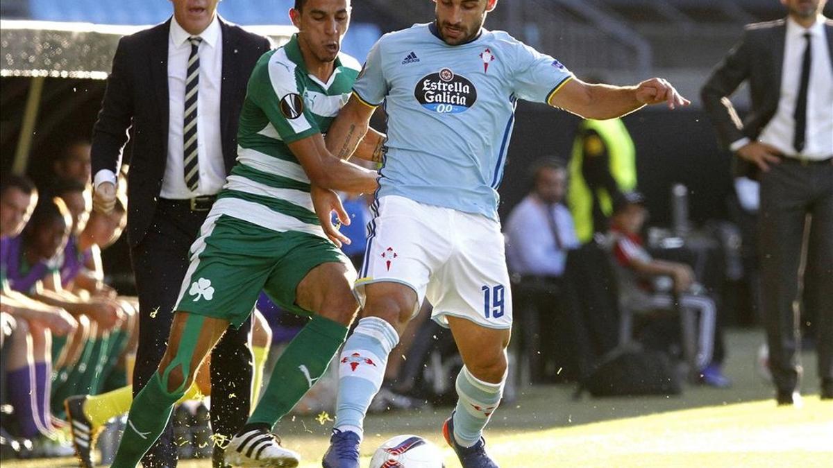 El lateral del Celta Jonny se lleva el balón acosado por Zeca