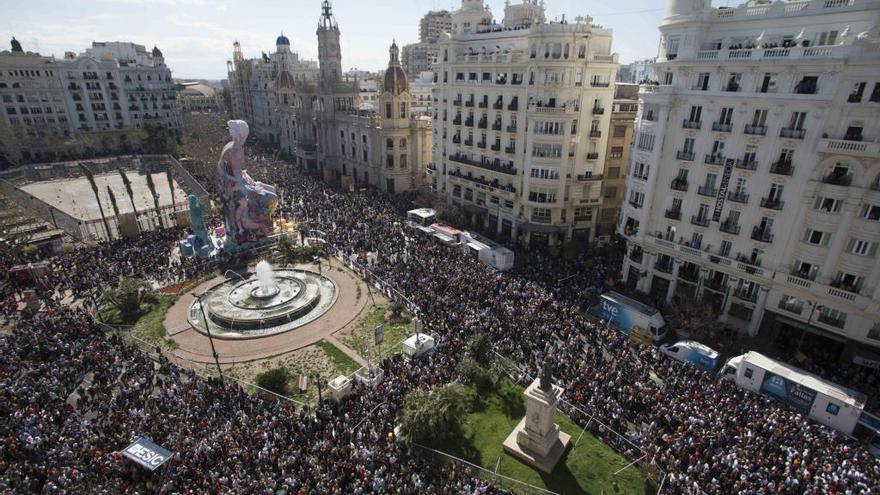 La plaza del Ayuntamiento abarrotada de gente durante una mascletà de las fallas de 2019.