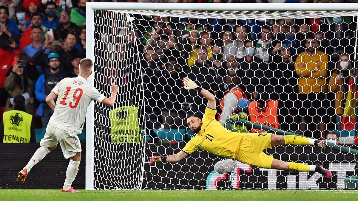 Olmo lanza el penalti por 
encima del travesaño.   | // EFE