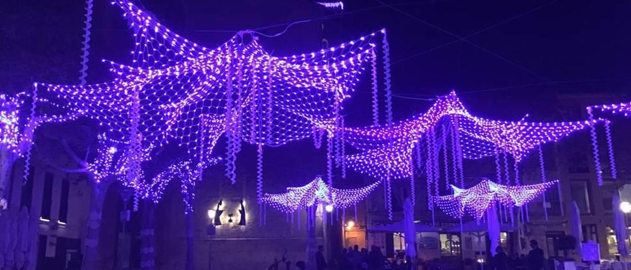 La decoración de la Plaça destaca por su vistosidad.