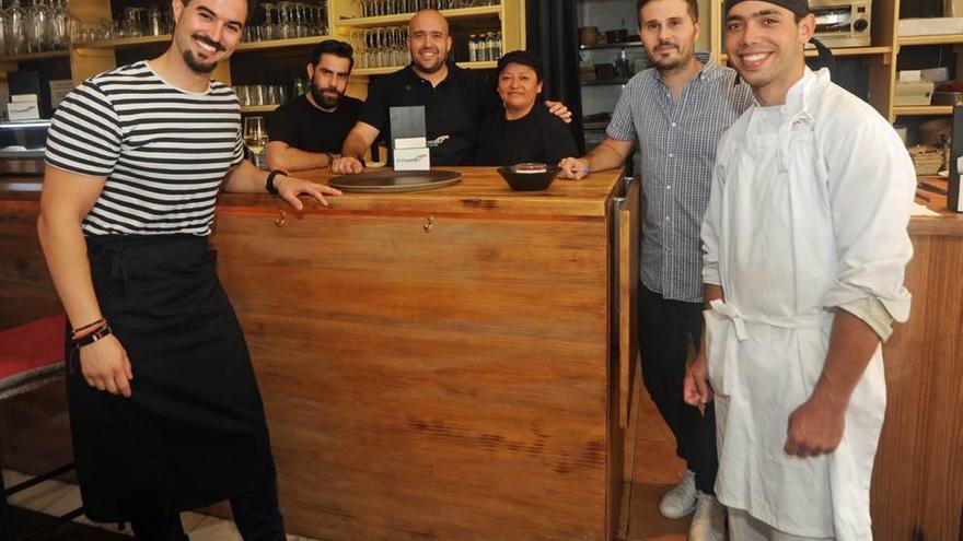Fran (1º derecha), junto a su preparador y sus jefes en el restaurante El Puntillo, que se encuentra en Pérez Casas.