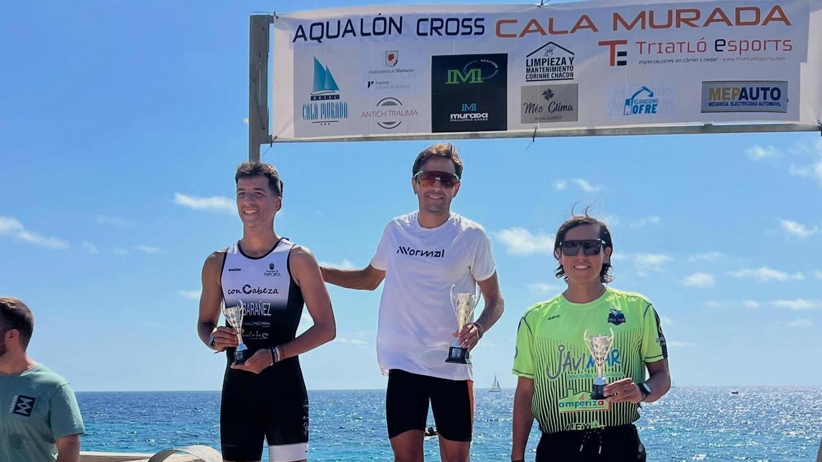 Imagen del podio masculino del Aquatló Cross Cala Murada-Ciutat de Manacor 2026.