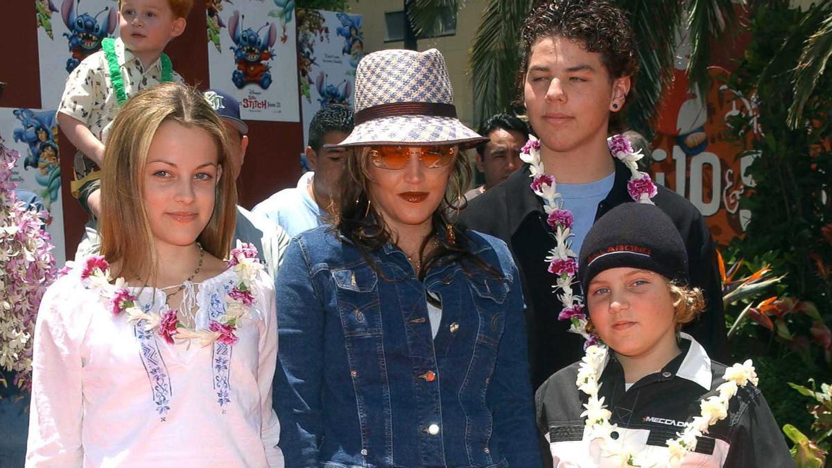 Foto de archivo de Lisa Marie con sus hijos Benjamin y Riley Keough, y el pequeño Navarone Garibaldi.