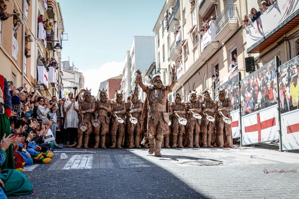 El emblema de la cruz luce en Alcoy con una espectacular Entrada Cristiana