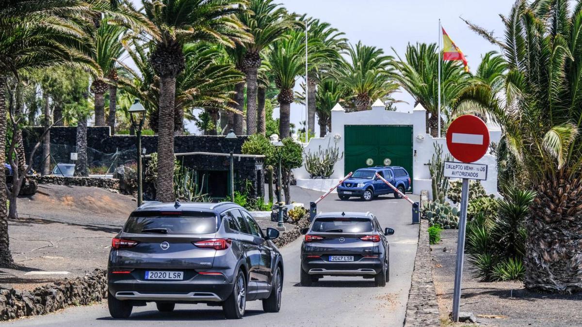 Pedro Sánchez inicia las vacaciones  en Lanzarote con familia y mascotas