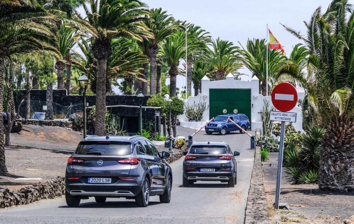 Pedro Sánchez inicia las vacaciones en Lanzarote con familia y mascotas