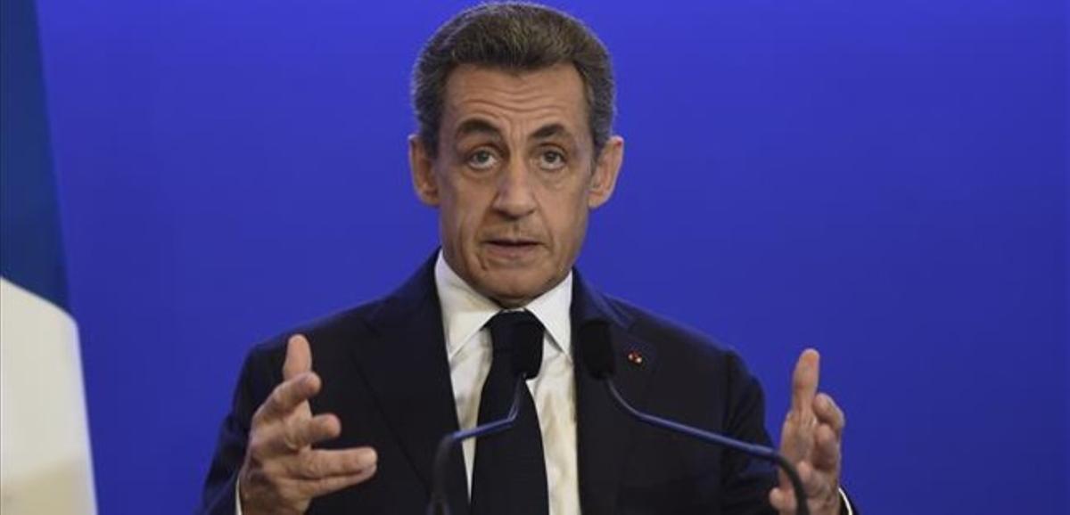 Sarkozy valora amb gest seriós els resultats electorals, aquesta nit, a París.