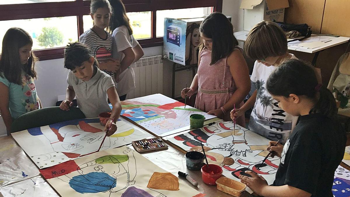 Participantes en un taller de pintura de Culleredo. |   // LA OPINIÓN