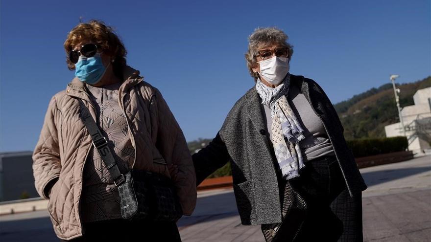 Maite y Teresa, las dos teresas, pasean por Bilbao tras la noche de algaradas.