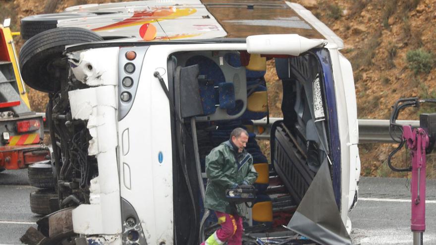 El autobús volcado en Murcia. | Edu Botella