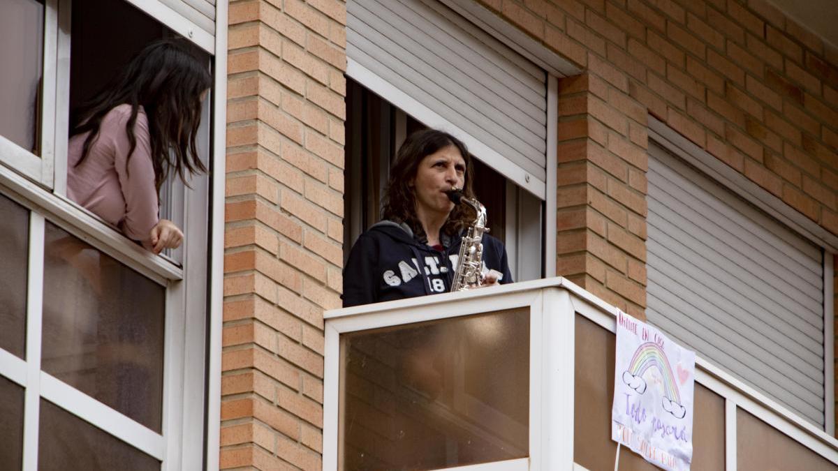 Una saxofonista toca su instrumento en el concierto desde casa del pasado 19 de marzo