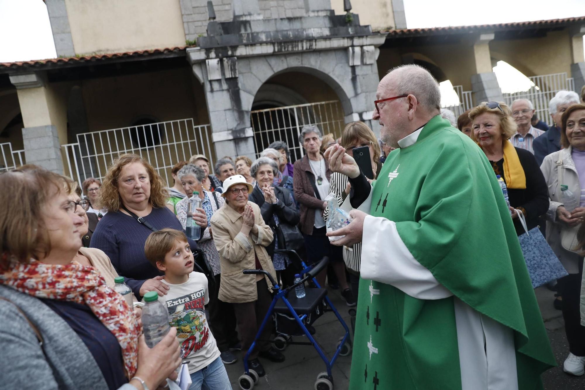 EN IMÁGENES: Así fue el exorcismo del nuevo párroco de Llaranes, Miguel Alderete