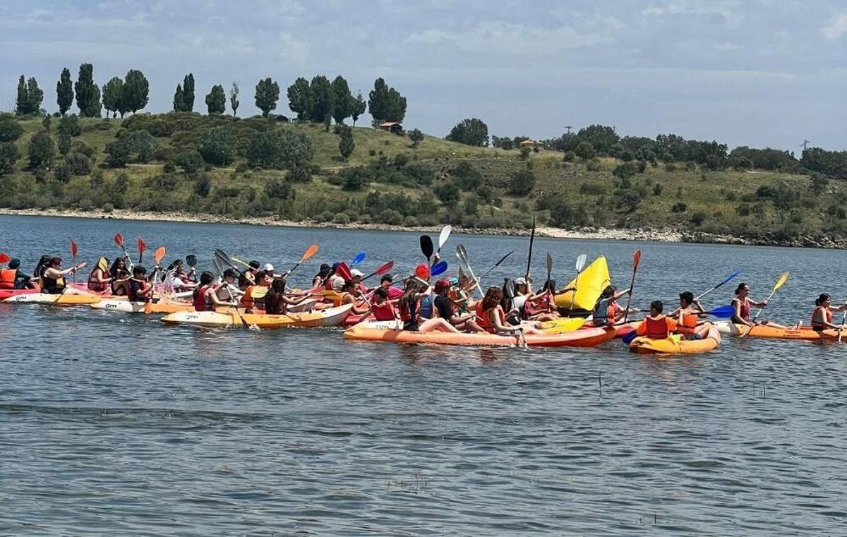 07/07/2026 Fuenlabrada.- Los adolescentes podrán disfrutar de piragua, paddle surf o geocoaching en Pelayos de la Presa este mes. Los adolescentes de entre 12 y 17 años de Fuenlabrada podrán disfrutar de piragua, tirolina, paddle surf y geocoaching en excursiones de un día a los embalses de Picada y Pelayos de la Presa todos los miércoles de este mes. POLITICA ESPAÑA EUROPA MADRID AUTONOMÍAS AYUNTAMIENTO DE FUENLABRADA