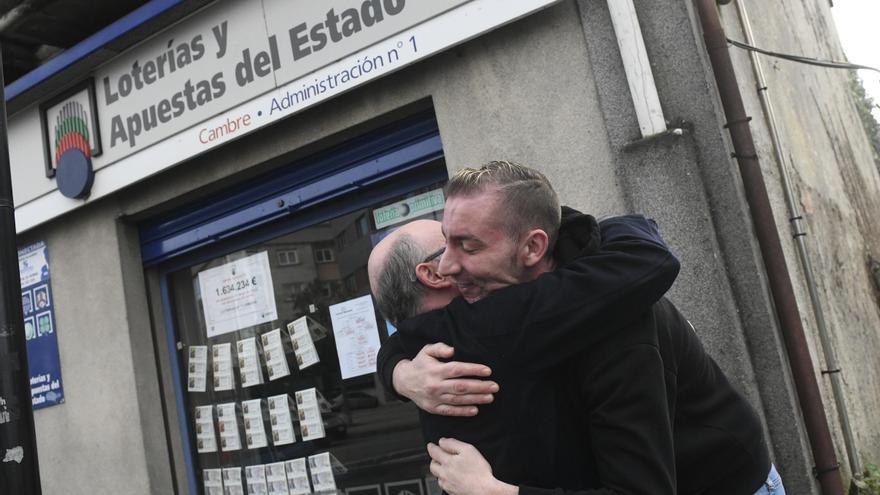 Bernardo Tejera, vendedor del Gordo en Cambre: “¡Por fin! Es continuo dar premios, pero me faltaba el auténtico de Navidad, el Gordo!”