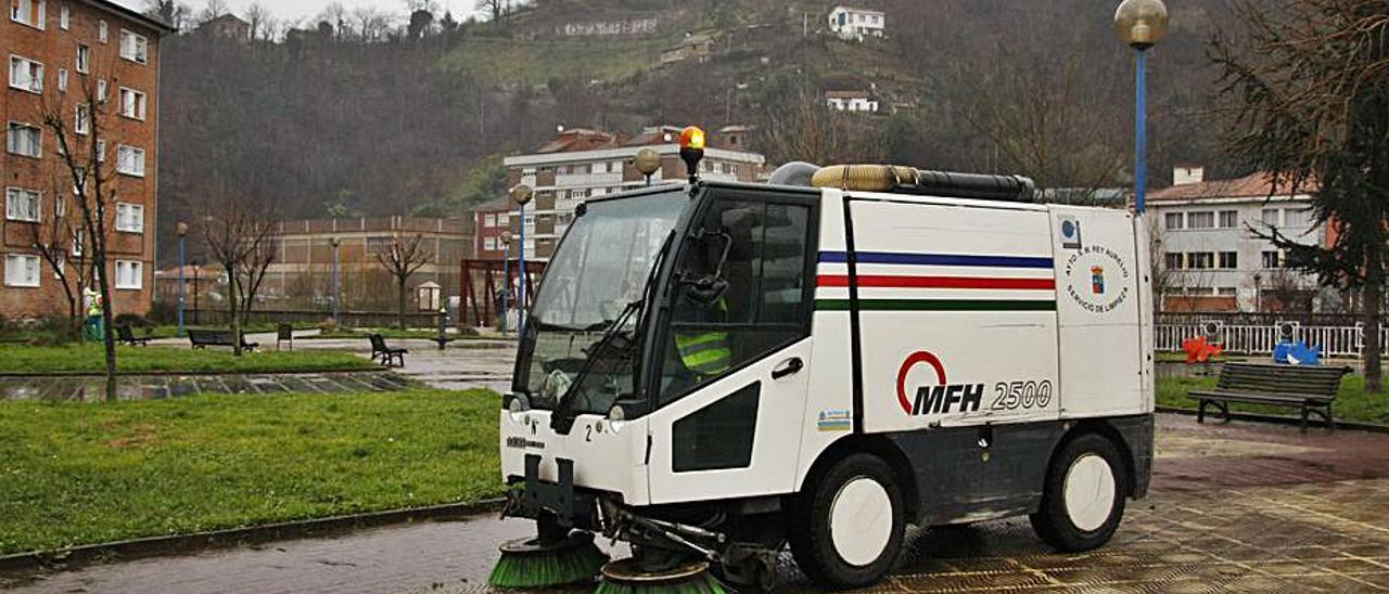 Una máquina barredora en el barrio de El Serrallo.