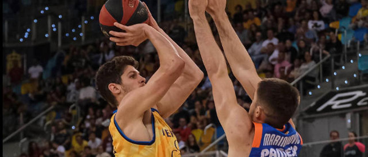 Oriol Paulí lanza a canasta frente la defensa de Marinkovic, del Valencia.