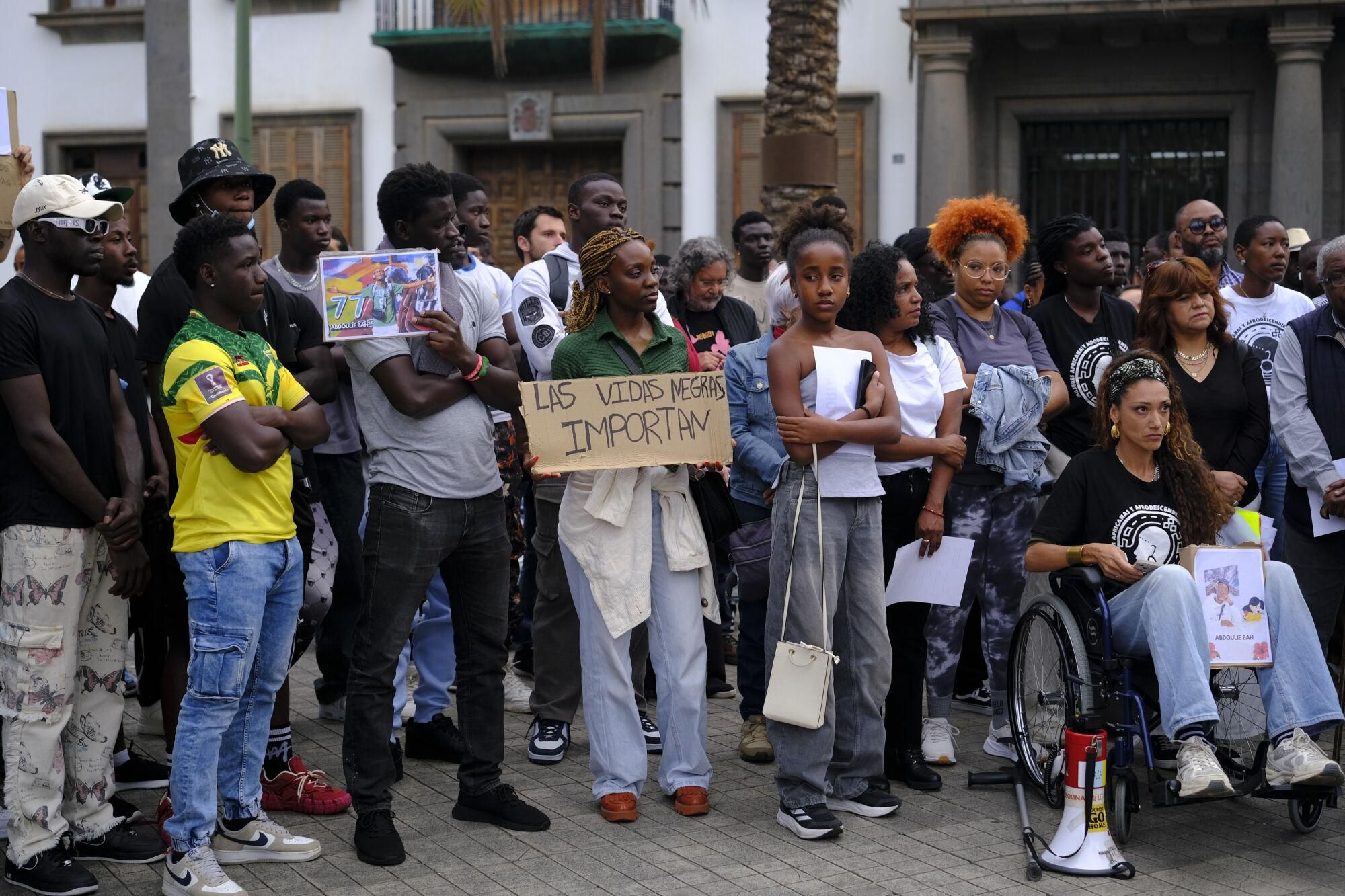 Concentración por la muerte de Abdoulie Bah en la plaza de La Feria