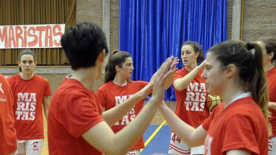 Las jugadoras del Maristas se saludan antes de un partido.