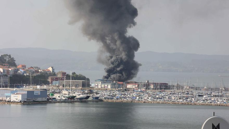 Gran humareda por un incendio en la nave de Profand en el puerto de Sada