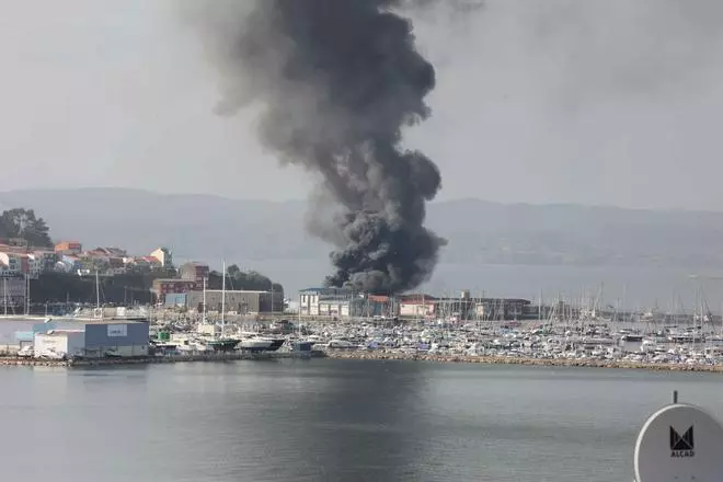 Gran humareda por un incendio en la nave de Profand en el puerto de Sada