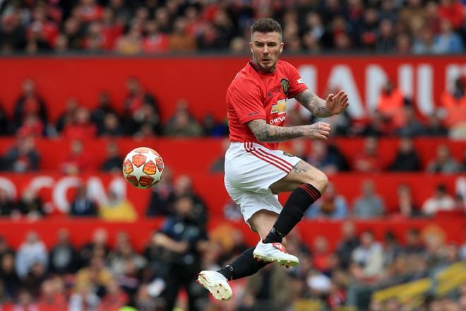 El jugador del Manchester United 99 Legends David Beckham controla el balón durante el partido de fútbol del 20 aniversario de Treble Reunion entre el Manchester United 99 Legends y el FC Bayern Legends en Old Trafford en Manchester.