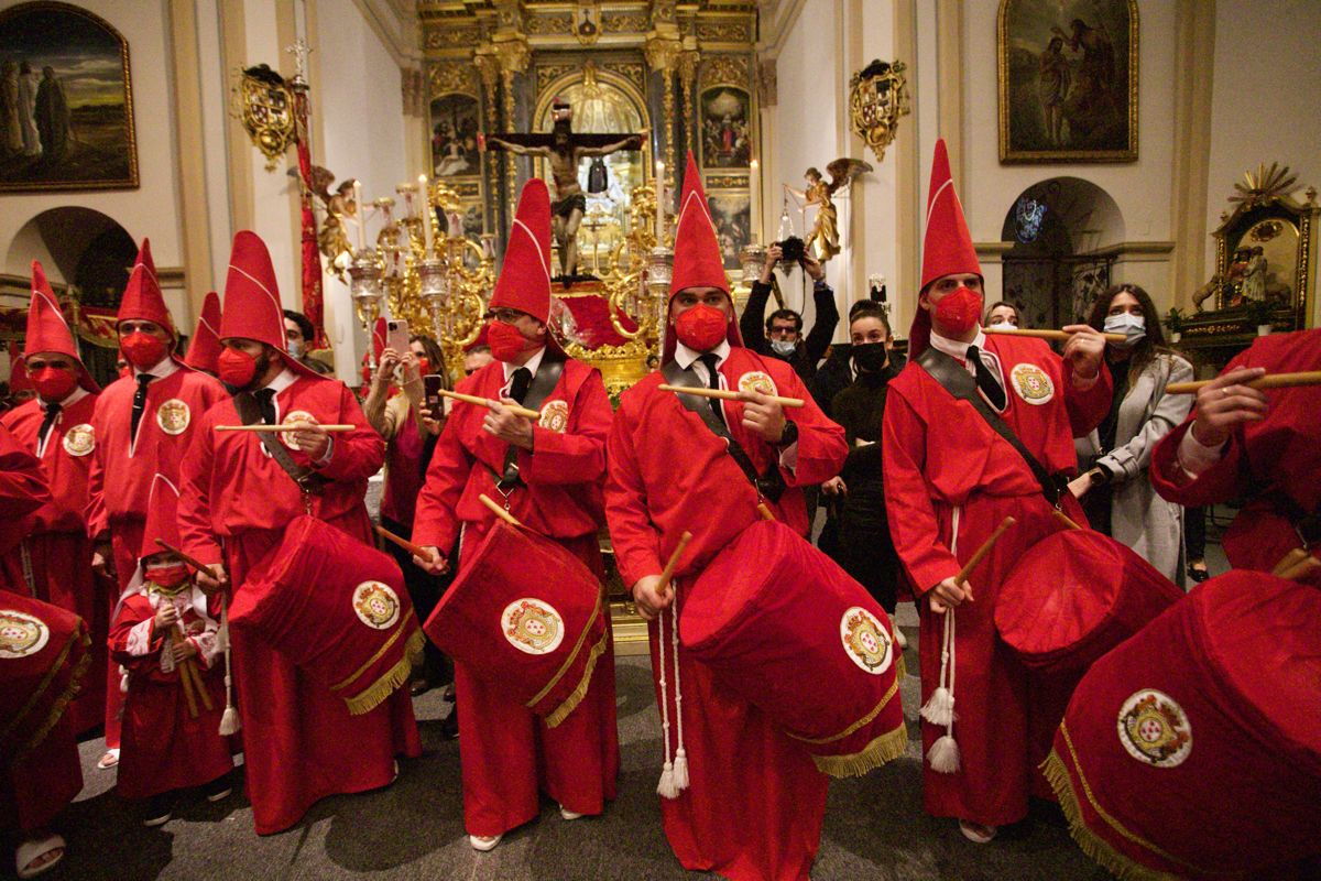 Los 'coloraos' de Murcia celebran el Miércoles Santo en la iglesia del Carmen tras la suspensión de la procesión