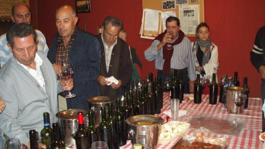 El público prueba los vinos presentados al certamen.