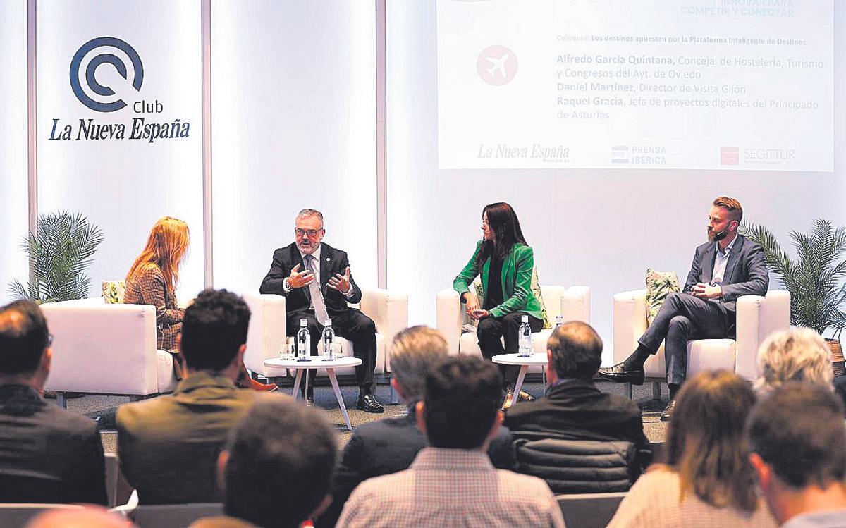 Por la izquierda, la moderadora, María José Iglesias; Alfredo García Quintana, Raquel Gracia y Daniel Martínez