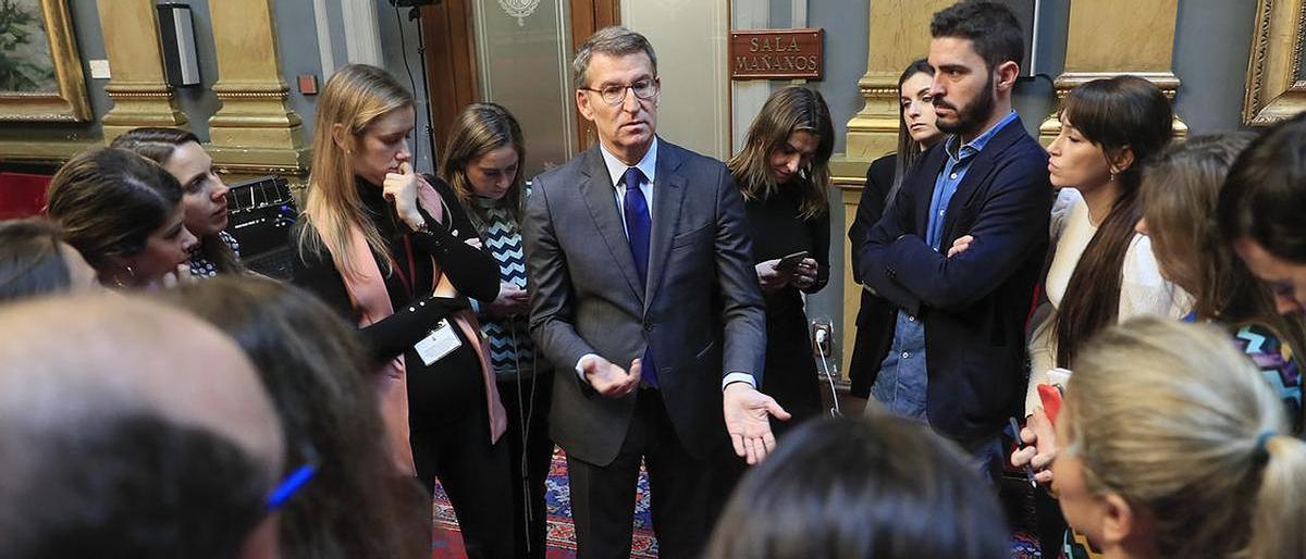 Alberto Núñez Feijóo, líder del PP, en el Senado, este miércoles, habla con un grupo de periodistas.