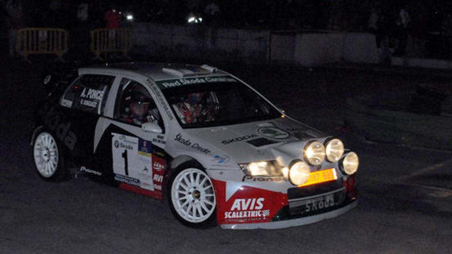 Toñi Ponce y Rubén González, con ?koda Fabia WRC, durante la disputa del tramo espectáculo de anoche.  i ESAÚ