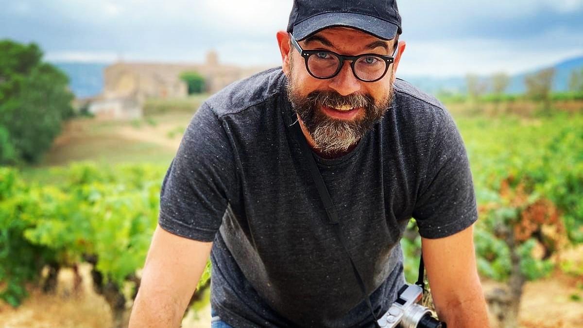 Jordi Luque, en la viñas de un elaborador artesano  que aparece en su libro 'Vinos libres'.