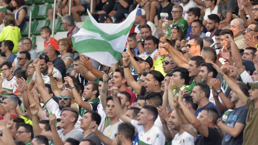 Aficionados del  Elche, durante el partido del pasado domingo frente al Peralada Girona B