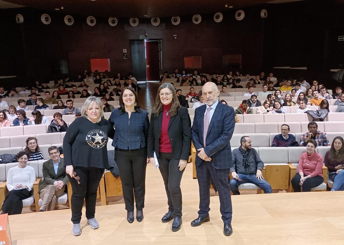 Profesores de la Politécnica durante el acto.