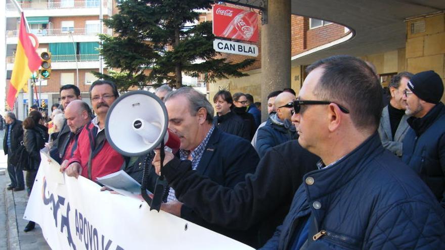 Una imatge de la concentració, davant de la caserna de Manresa