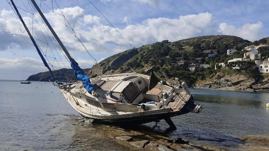 El veler tombat sobre les roques de Sa Conca.