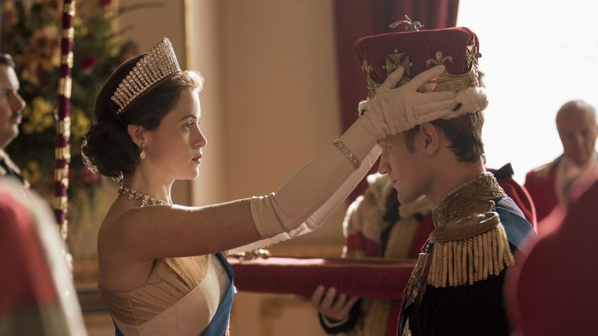 Claire Foy, como Isabel II, y Matt Smith, como el duque de Edimburgo, en la segunda temporada de 'The crown'