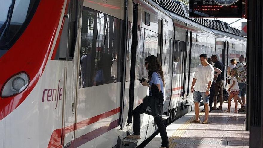 Varios usuarios de Renfe subiendo a uno de los cercanías que circulan por las vías de la provincia.