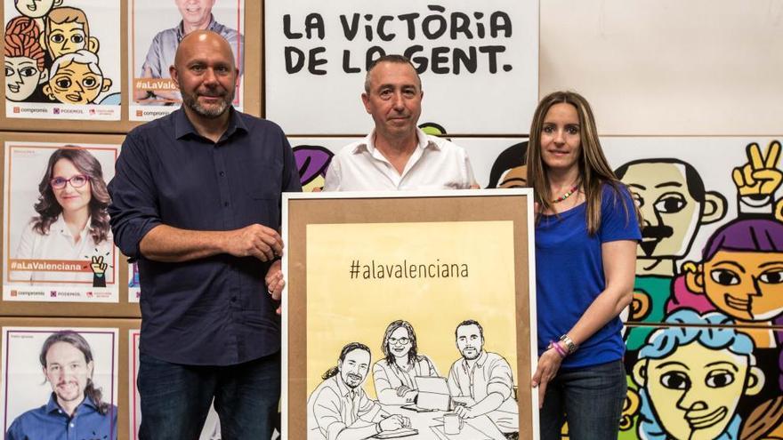 Los candidatos, con el dibujo de Paco Roca en el atril.